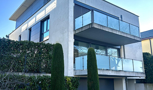 Exclusive 3.5 room apartment in 2-family house with garden, garage and view of the Rhine plain