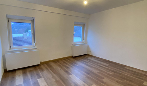 Flooded with light & central: renovated 3-room apartment with garden