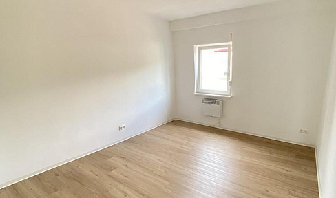 Central & green view: Core-renovated 3-room apartment with fitted kitchen & garden