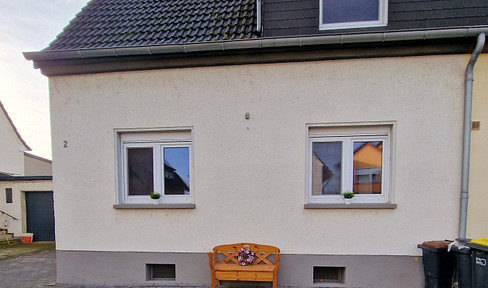 Detached house with garden, available immediately