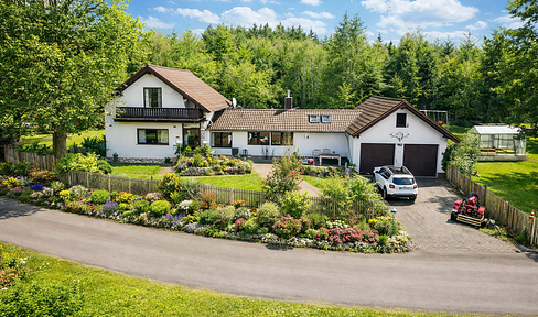 Country house property in an exposed panoramic location on a ridge near the Nürburgring commission-free