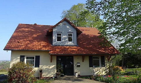 Detached house with fantastic panoramic views. The ground floor can be used as a granny apartment.