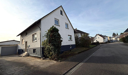 Large detached house or semi-detached house * in Kraichtal