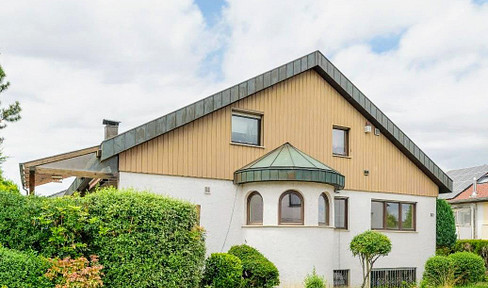 Representative two-family house with potential for further development, located in a desirable residential area.