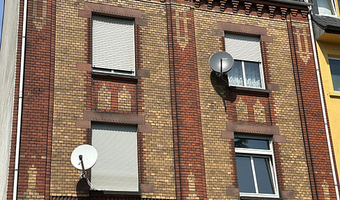 For sale by private owner: a 3-room apartment with an additional 25 m² of "unfinished space" in the attic, located in a central area of Frankfurt Höchst.