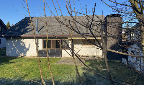 Spacious detached house with double garage on a large plot in Sinsheim-Ost