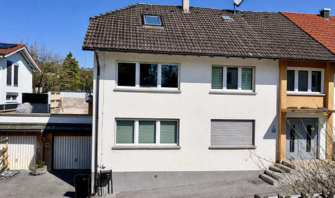 Living & Renting: Spacious two-family house with a garden and potential for renovation – no commission fees.