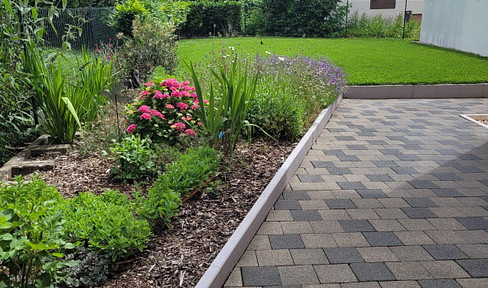 Commission-free - spacious apartment for sale, just 10 minutes from Schwetzingen Palace.