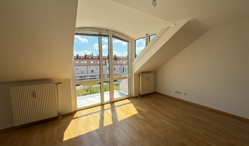 NEU SANIERT: 2 Zimmer-Wohnung, neue EBK, neues Bad, 2 Balkone in Ottobrunn