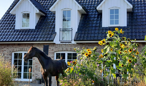 Detached house in frieze style with double garage and garden