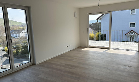 First occupancy: Premium 3-room new construction apartment, A+ rating. South-facing balcony with views of the fortress. Fitted kitchen and elevator.