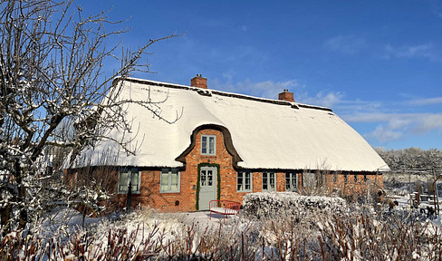 Thatched-roof house from 1861 - completely renovated gem with style (class A+), extension possible
