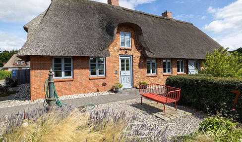 Thatched-roof house from 1861 - completely renovated gem with style (class A+), extension possible