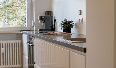 Commission-free apartment with fitted kitchen and parking space in sought-after location