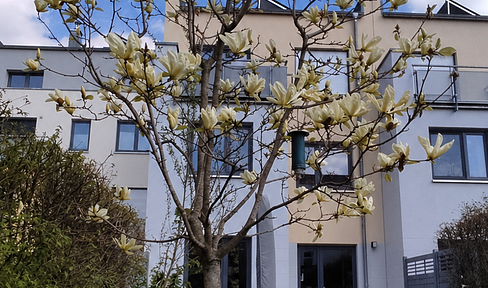 Modern, family-friendly townhouse in Altlindenau, including a parking garage - for sale by owner.