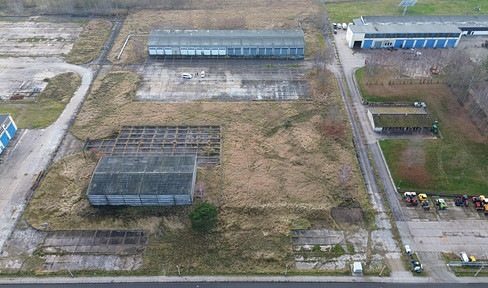 Two warehouses with PV feed-in commitment, large plot of land