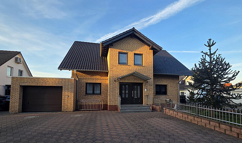 Freistehendes Zweifamilienhaus mit großem Garten