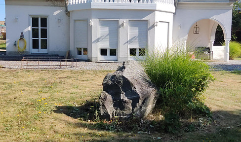 Exclusive retreat in Volkenschwand: living in the countryside with sauna and park-like garden