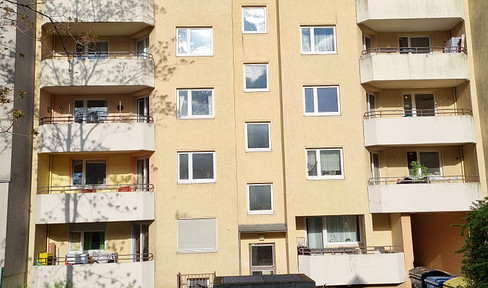 Apartment building, central location near the main train station, 19 apartments with balconies and elevator, 1440 square meters of living space, divided into separate ownership units.