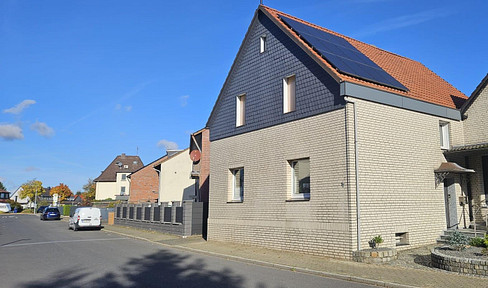 Einfamilienhaus/ Mehrfamilienhaus mit zwei Wohneinheiten, großem Grundstück, PV-Anlage & Garagen