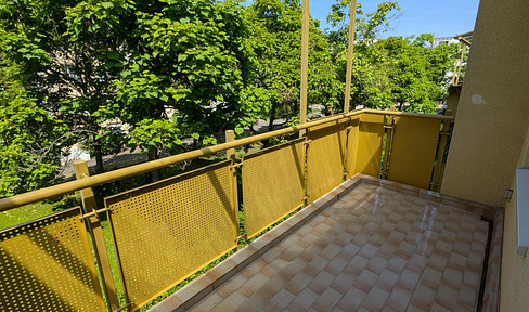 High-quality 5-room apartment in northern Munich - Family-friendly and located in a green area.