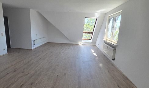 Schöne helle 2-Zimmer Wohnung im DG