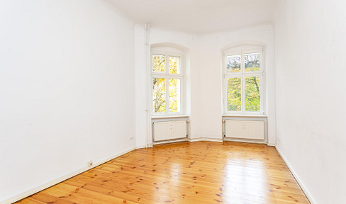 Ready to move in immediately and commission-free - Charming old apartment with old floorboards in Steglitz