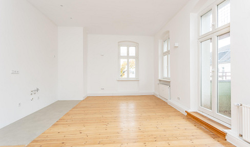 Available immediately - 3-room apartment with balcony - commission-free and freshly renovated