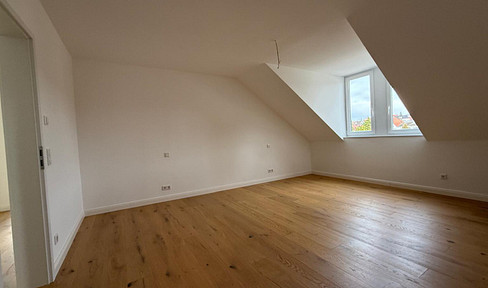 Old building meets modern - light-flooded, air-conditioned top-floor apartment in a completely renovated old building