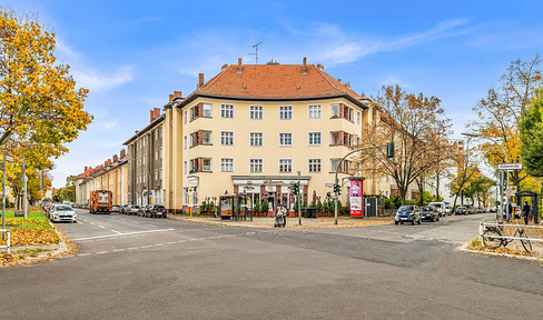 BEZUGSFREI II Renovated 2.5-room apartment in an old building with balcony on the 2nd floor