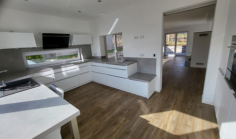 Terrace apartment with fireplace, kitchen, 2 parking spaces, building service incl.