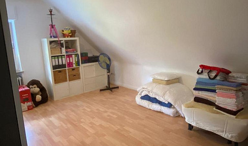 Bright, friendly 3-room attic apartment, bathroom with bathtub and window, EBK VB, parking space
