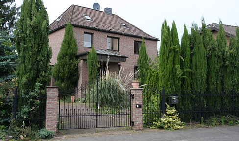 Zentral und grün gelegen in Ratingen Lintorf. Ideal für kleine Familie oder Berufspendler