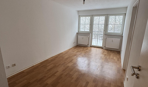 Renovated 1.5-room apartment with new kitchen & underground parking space ideal for singles, students, commuters