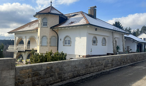 Exklusives Wohnhaus mit außergewöhnlicher Architektur und großzügigem Anwesen