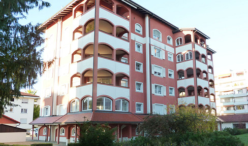 Bright and spacious 2-room apartment with a large 16 m² balcony, elevator, and private garage in Tiengen.