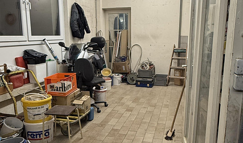 Large garage / hobby room (approx. 31 m²) Water & electricity available