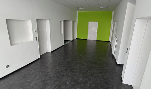 Commercial building with office and warehouse in Hemer - central location, excellent connections.