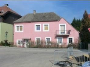 House in need of renovation in the center of the village with large garden, commission-free