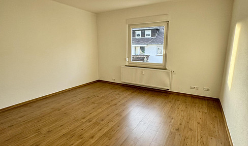 Modern old building with style - renovated 3-room apartment with fitted kitchen & balcony