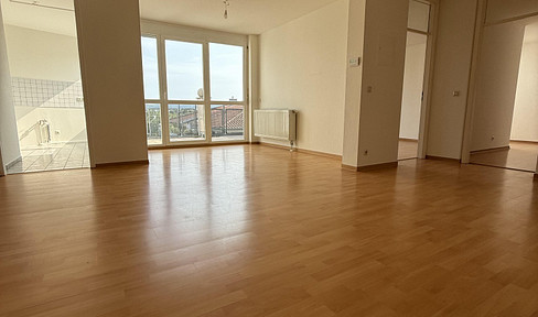 Bright 3-room attic apartment with balcony in a panoramic location, ready for immediate use; commission-free