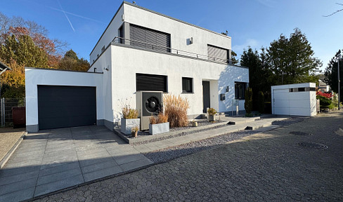 Luxurious detached house in a beautiful, wooded location in Dormagen.