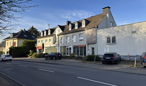 Store in highly frequented location - exhibition/sales/practice or office