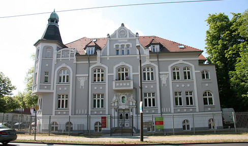 Individuelle und geräumige Maisonette-Wohnung mit drei Zimmern Terrasse und EBK