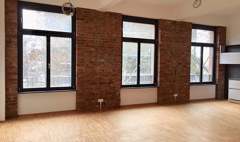 Frankfurt-Ostend Stylish industrial apartment (2.2) for rent