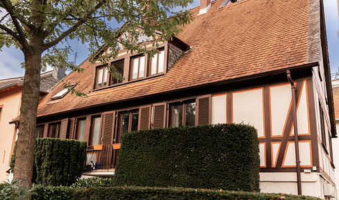 Listed half-timbered house with residential and commercial space in a prime location in Bergen-Enkheim