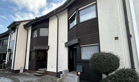 TOP LOCATION: Well-maintained terraced house with many extras!