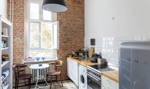 High-quality 2-room apartment in an old building between Ku'damm and Savignyplatz