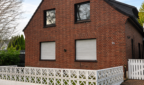 Luxuriöse, kernsanierte Wohnung mit Hauscharakter, Garage, besonderem Gartenanteil & eigenem Eingang