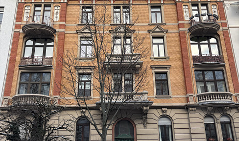 Beautiful 5-room apartment in an old building with EBK & 3 balconies in the Westend